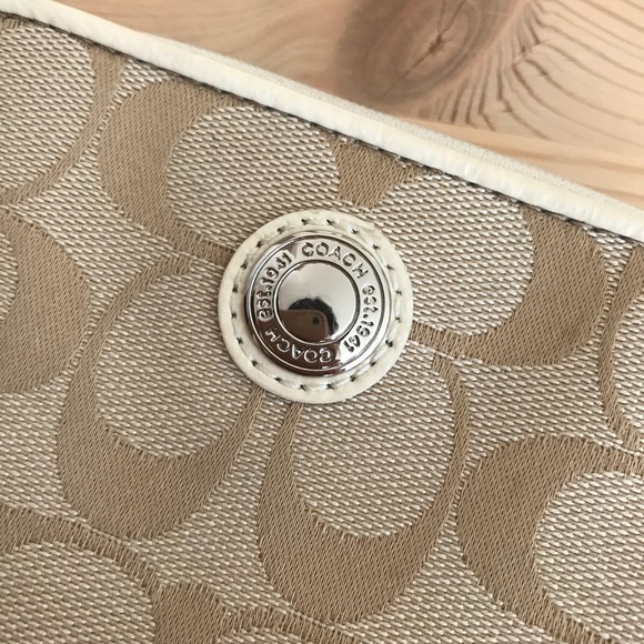 Small Coach wristlet - Picture 4 of 10